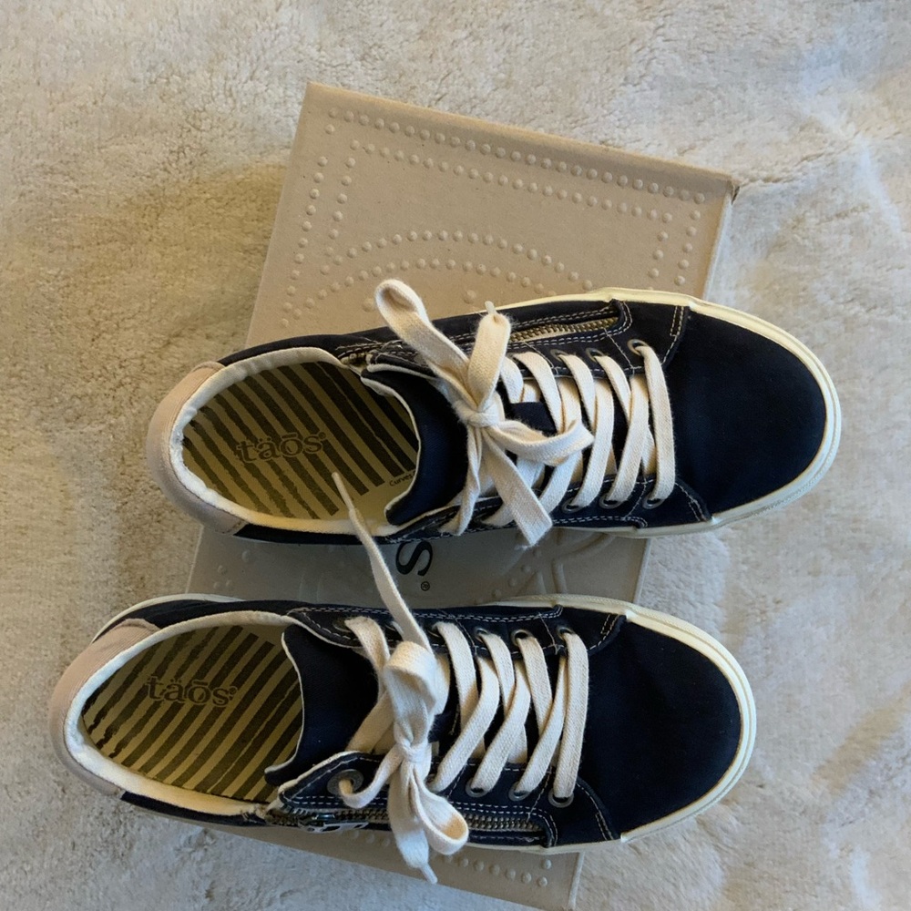 Women’s Taos Footwear.